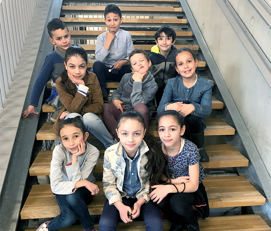 Les enfants du Centre Social et Culturel Lazare Garreau (de gauche à droite, de bas en haut), Rania, Rihme, Kahyna, Inaya, Djoudi, Inés, Hilel, Aymen, Rabah